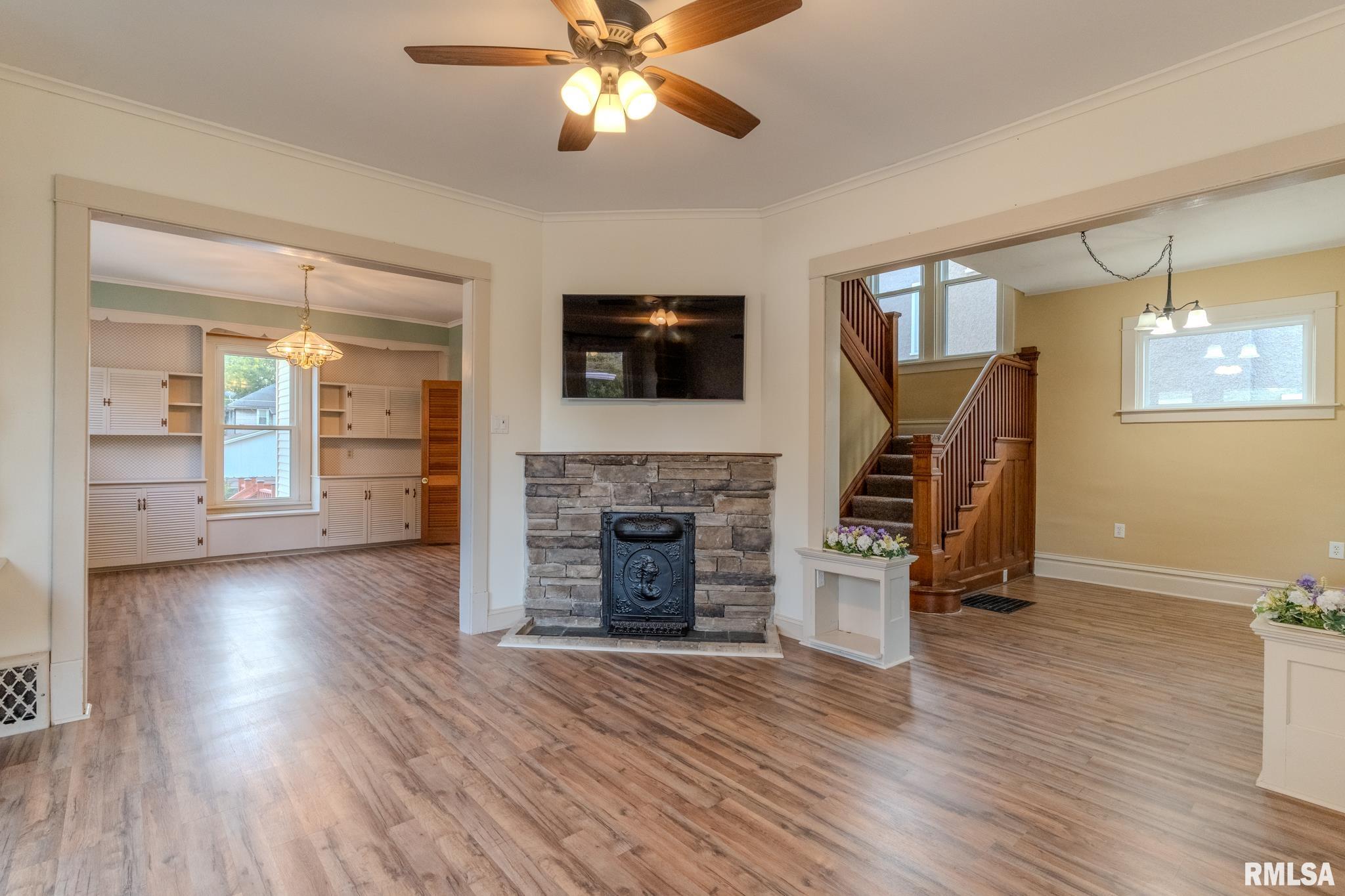 839 6th Avenue South Clinton, IA 52732 - Photo 4 of 33