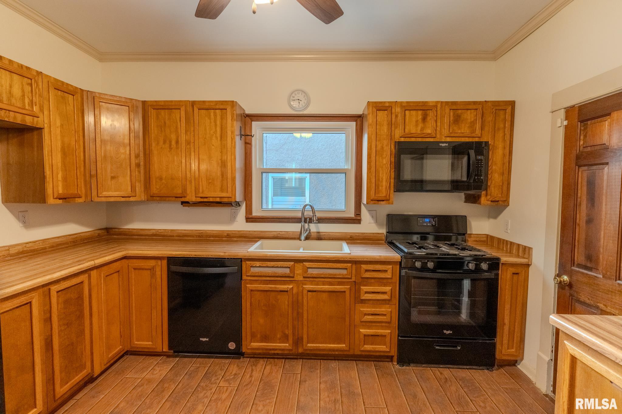 839 6th Avenue South Clinton, IA 52732 - Photo 8 of 33