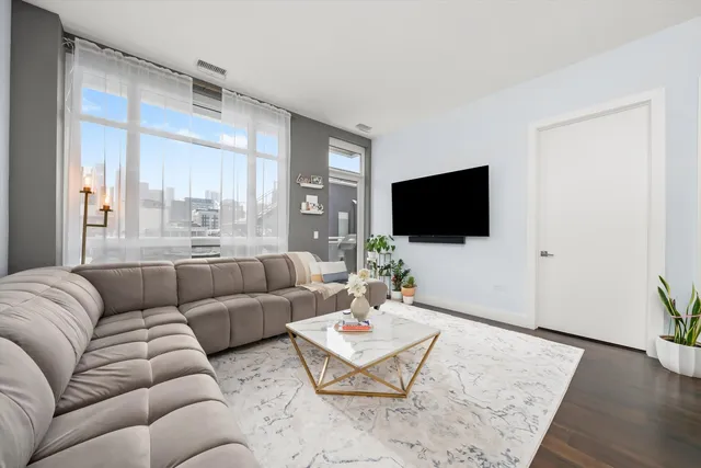 $4,000 | 367 West Locust Street, Unit 304, Chicago, IL 60610