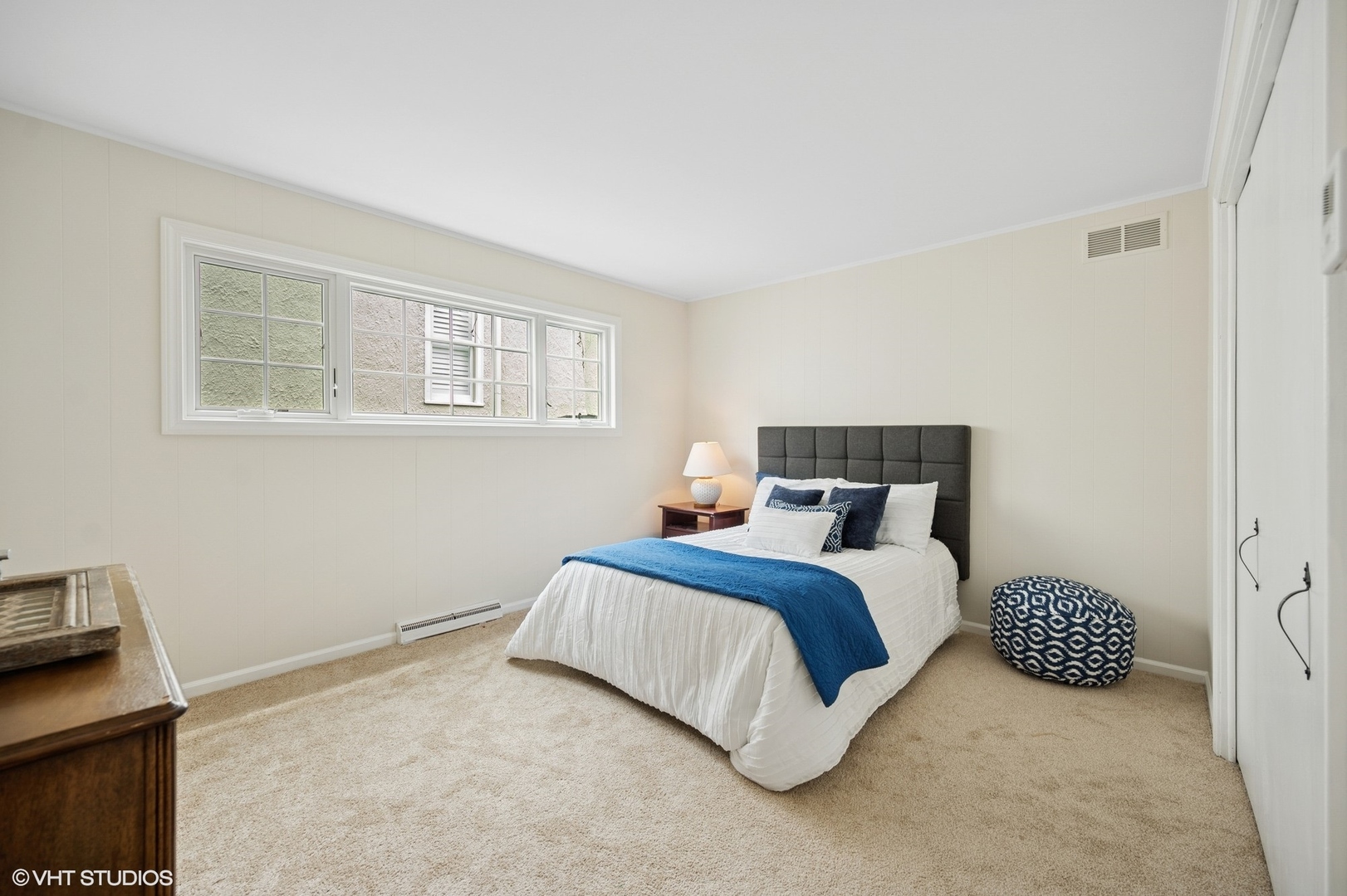 770 Prospect Avenue Winnetka, IL 60093 - Photo 27 of 50 a bedroom with a bed and a lamp