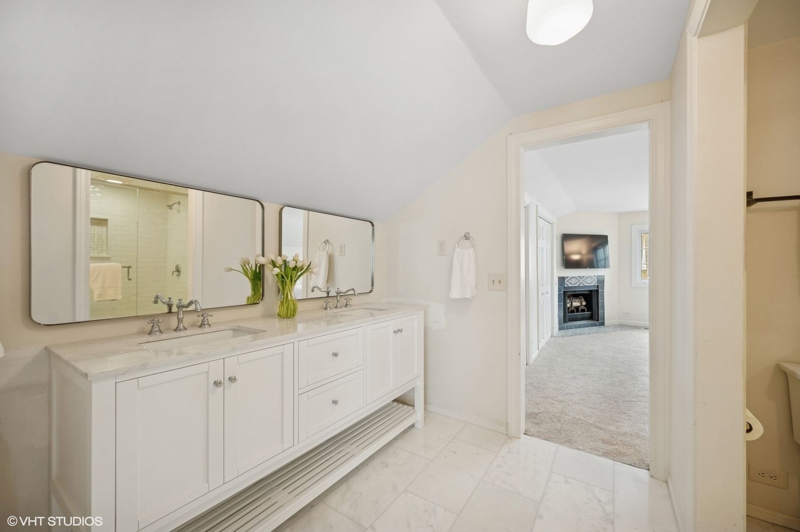 770 Prospect Avenue Winnetka, IL 60093 - Photo 31 of 50 a spacious bathroom with a granite countertop sink and a mirror
