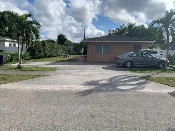 $1,500 | 5616 Arthur Street, Unit NORTH, Hollywood, FL 33021