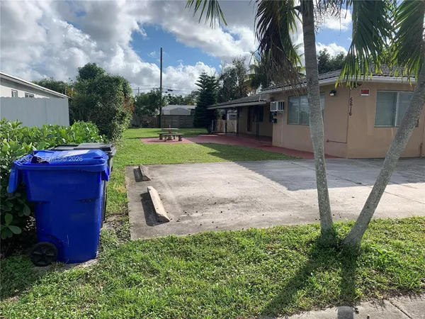 $1,500 | 5616 Arthur Street, Unit NORTH, Hollywood, FL 33021