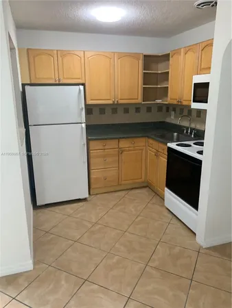 $1,500 | 5616 Arthur Street, Unit NORTH, Hollywood, FL 33021
