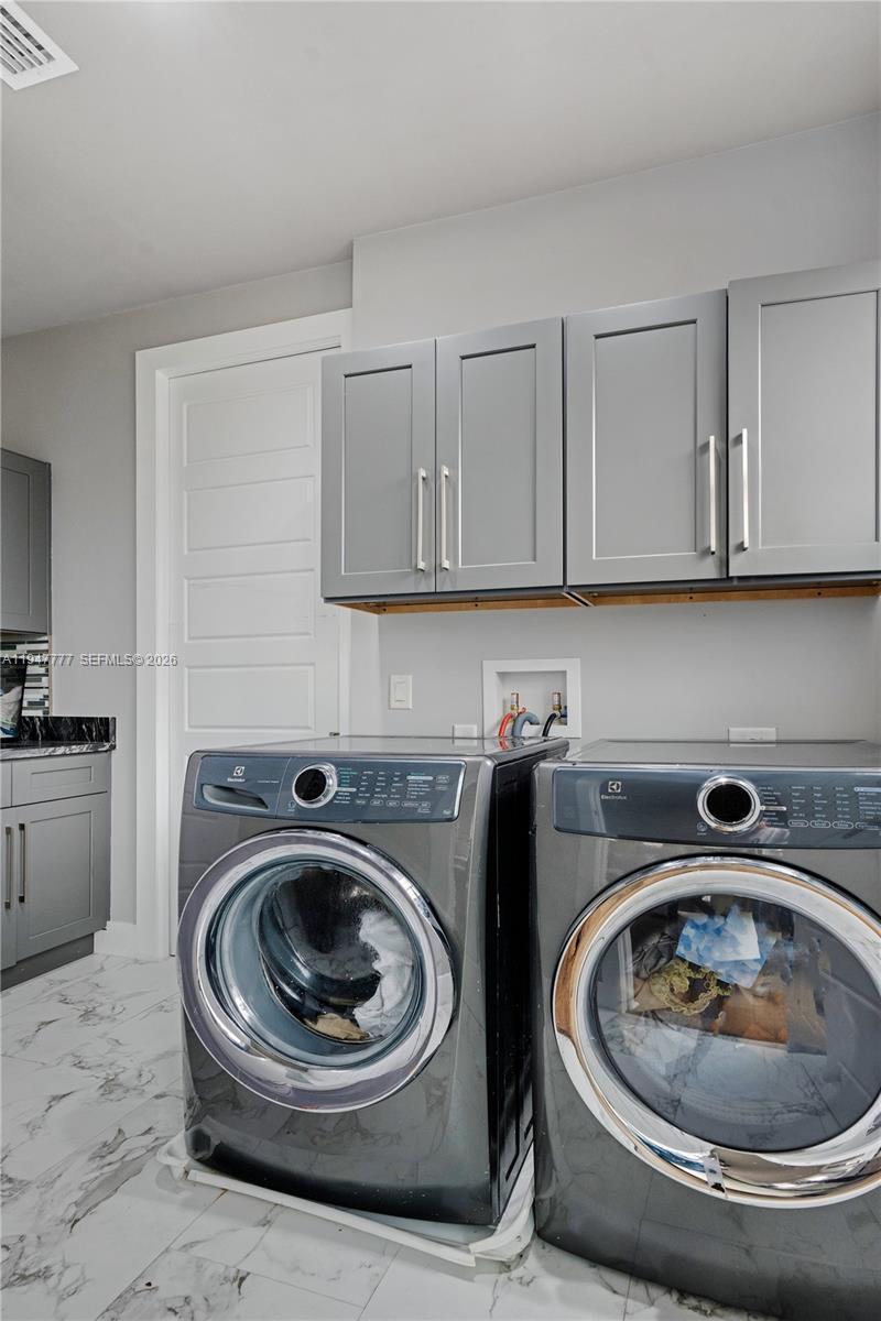 555 Peachtree Road Orlando, FL 32804 - Photo 17 of 35 a utility room with sink washer and dryer