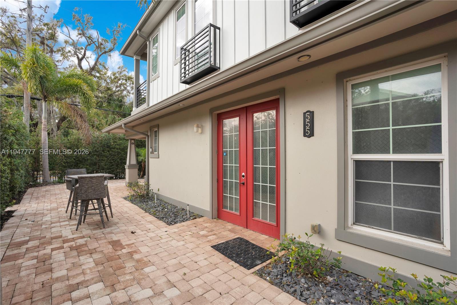 555 Peachtree Road Orlando, FL 32804 - Photo 23 of 35 a view of a house with backyard and sitting area