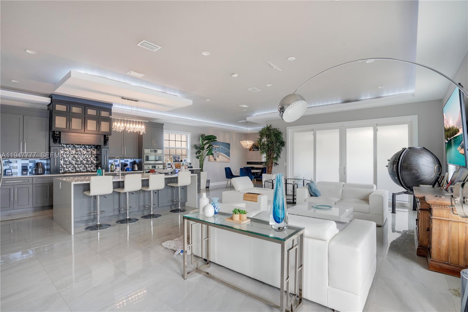 555 Peachtree Road Orlando, FL 32804 - Photo 4 of 35 a living room with furniture and a large window