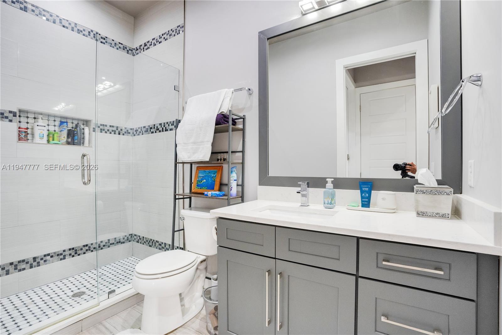 555 Peachtree Road Orlando, FL 32804 - Photo 10 of 35 a bathroom with a sink a toilet and shower