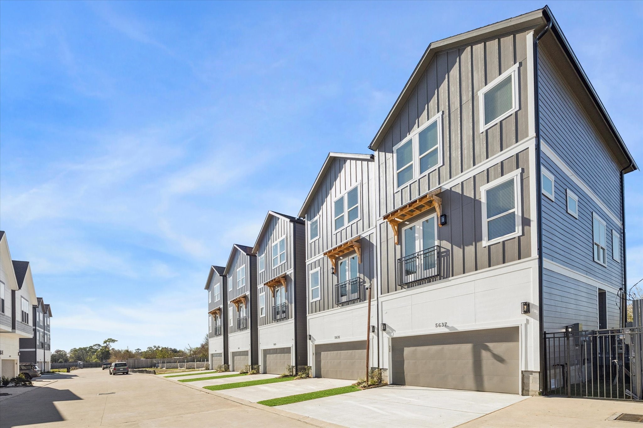 5627 Azores Houston, TX 77091 - Photo 2 of 38 a view of a building