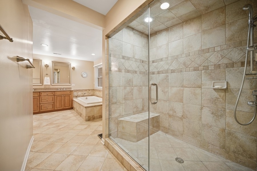 851 Old Checker Road Buffalo Grove, IL 60089 - Photo 12 of 27 Gallery Image 12