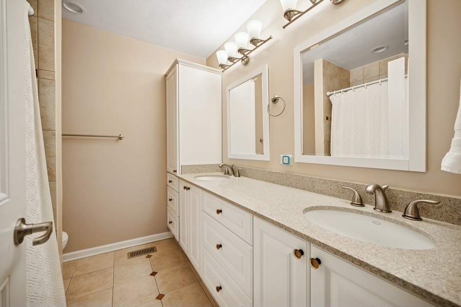 851 Old Checker Road Buffalo Grove, IL 60089 - Photo 17 of 27 Gallery Image 17