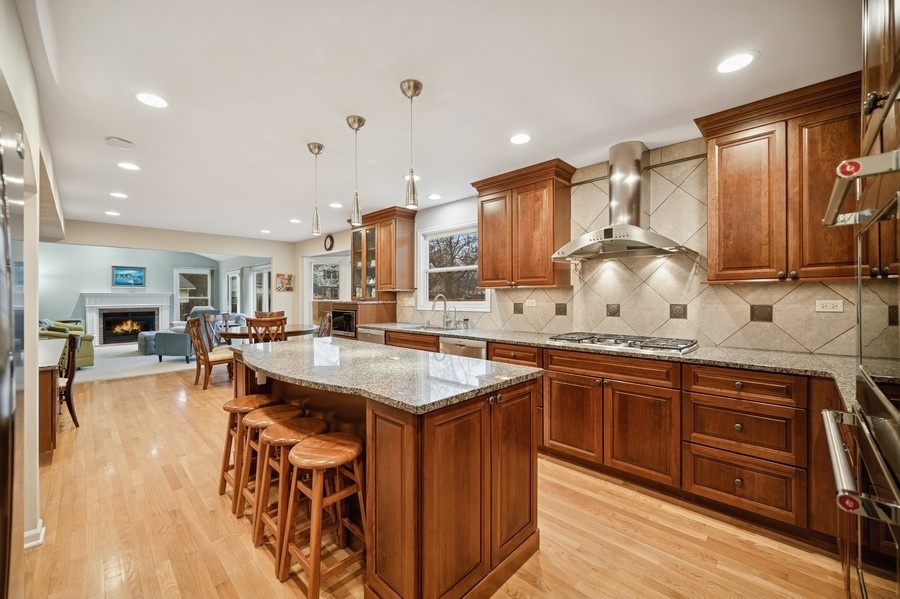 851 Old Checker Road Buffalo Grove, IL 60089 - Photo 2 of 27 Gallery Image 2