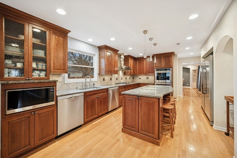 851 Old Checker Road Buffalo Grove, IL 60089 - Photo 3 of 27 Gallery Image 3