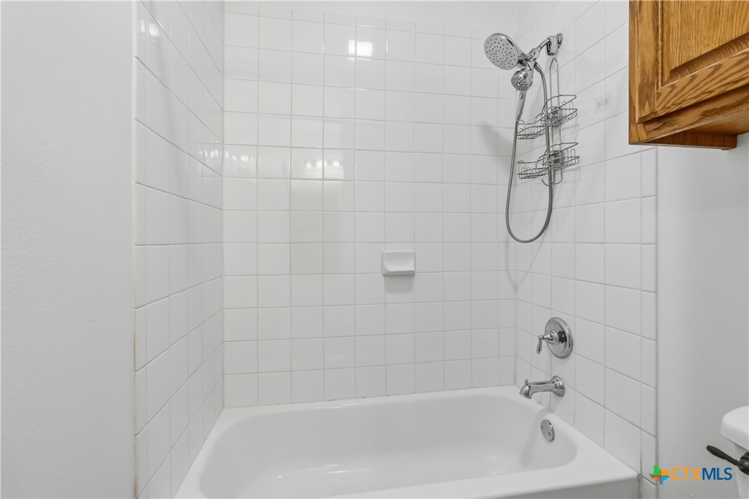205 Homestead Road Kyle, TX 78640 - Photo 22 of 30 Primary bathroom tub and shower