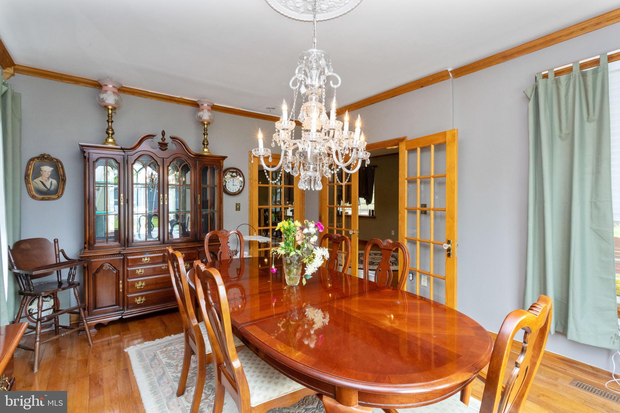 207 Riverside Road Baltimore, MD 21221 - Photo 17 of 36 Lots of natural light!
