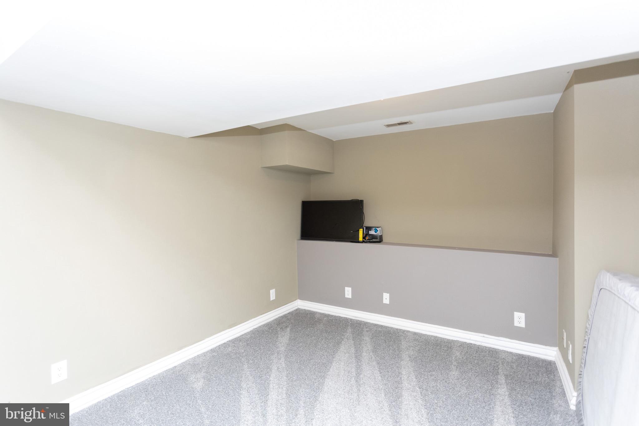 207 Riverside Road Baltimore, MD 21221 - Photo 31 of 36 Bonus room! New carpet!
