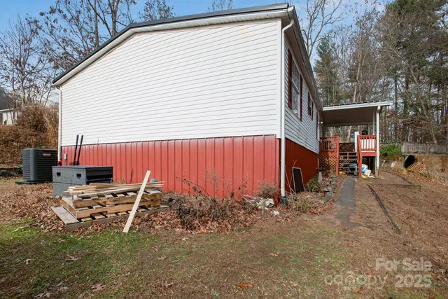 a view of a yard with plants