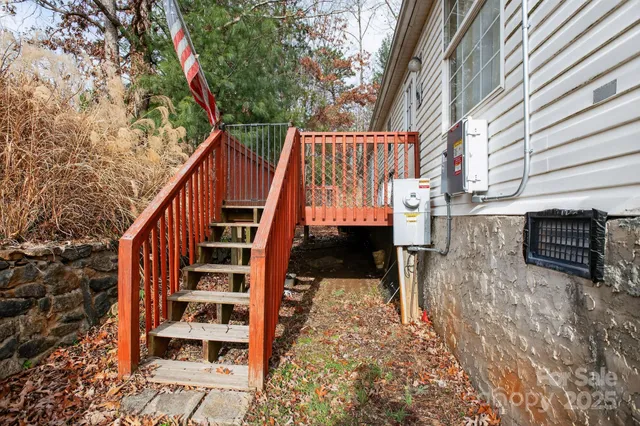a view of a house with backyard and trees