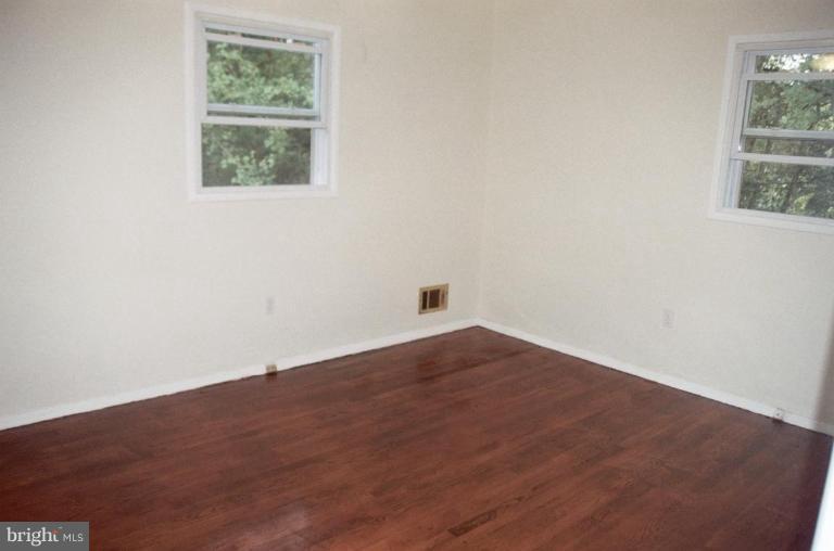 4901 Split Rock Road Alexandria, VA 22310 - Photo 14 of 19 Fresh paint, new windows, and gleaming hardwoods!