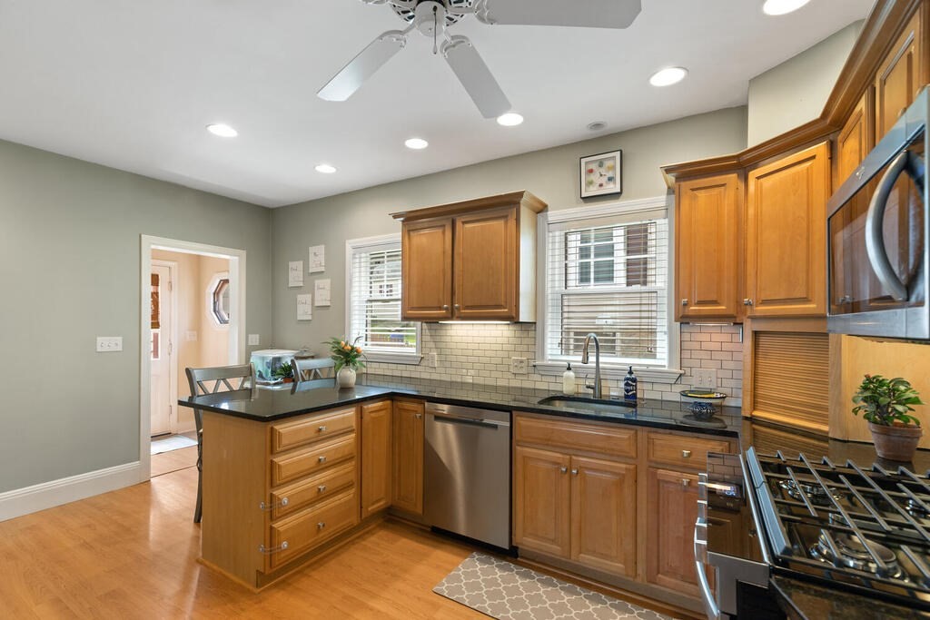 6 Rowell Avenue Beverly, MA 01915 - Photo 16 of 28