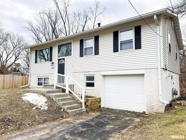 $184,900 | 2230 Winnebago Court, Peoria, IL 61614