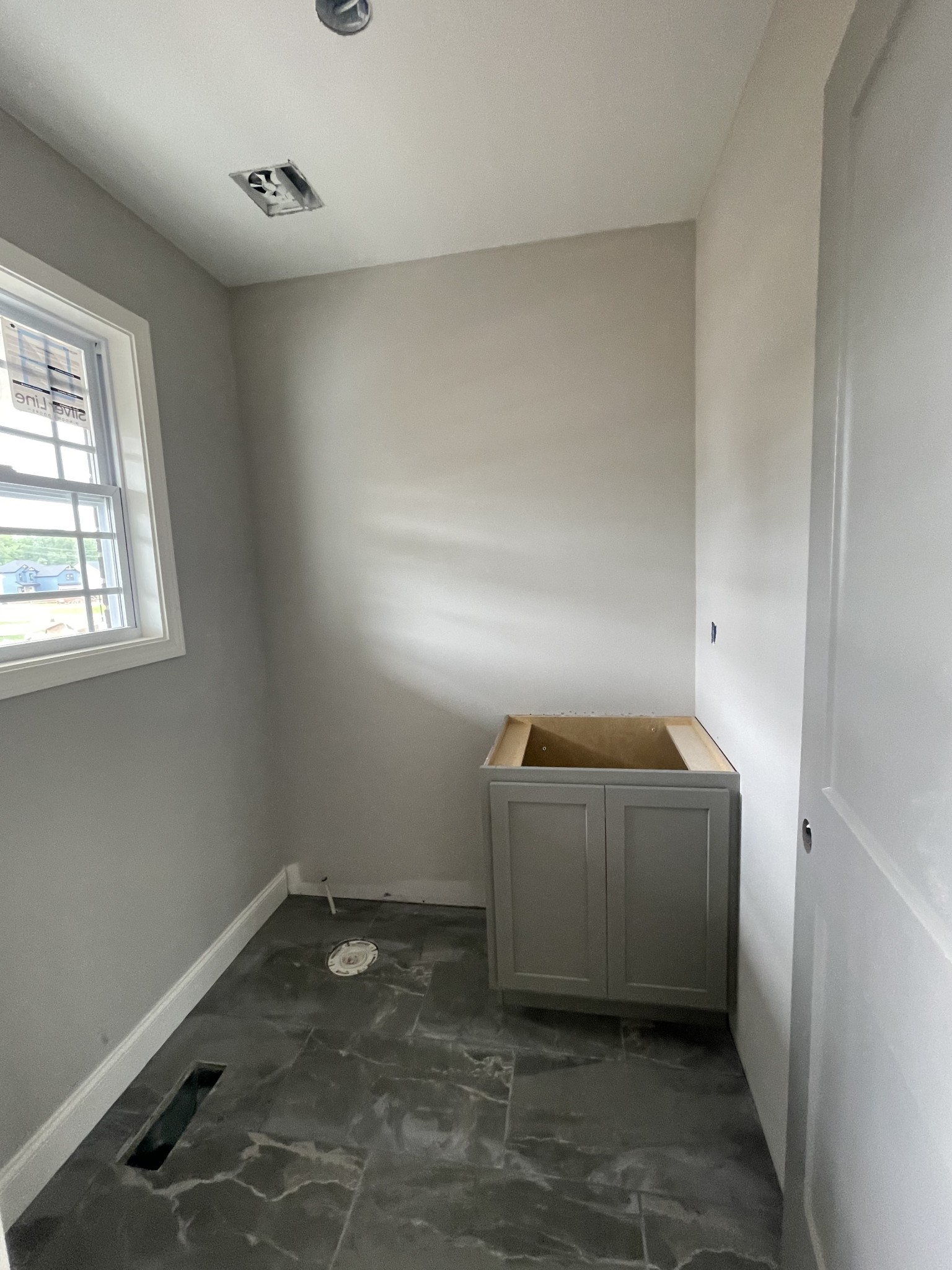 39 The Quarry Clarksville, TN 37043 - Photo 6 of 12 an empty room with windows