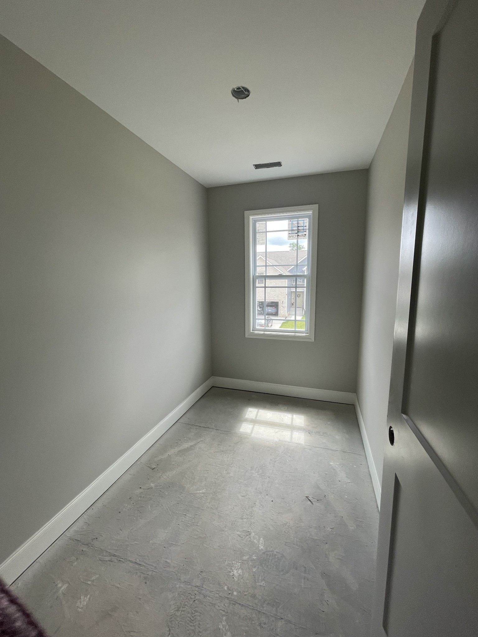 39 The Quarry Clarksville, TN 37043 - Photo 8 of 12 an empty room with windows