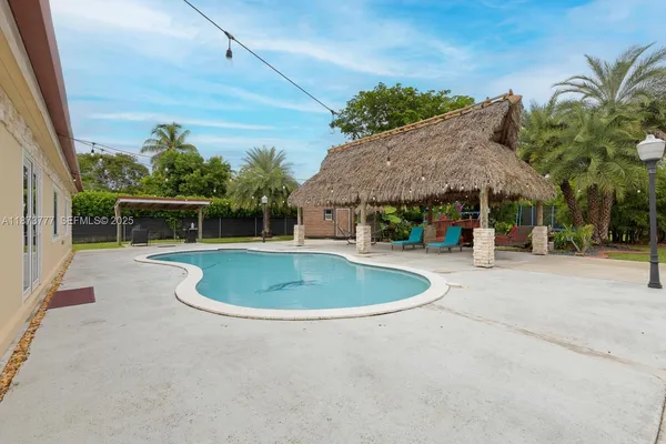 a view of a house with backyard