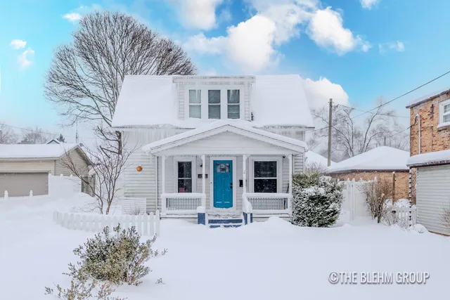 $325,000 | 908 Superior Street, South Haven, MI 49090