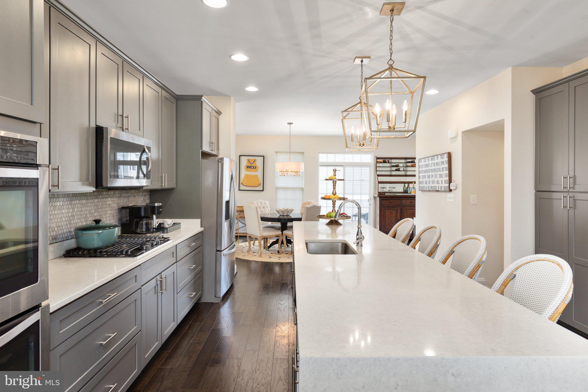 46073 Hall Road Sterling, VA 20166 - Photo 11 of 31 H U G E island in the gourmet kitchen