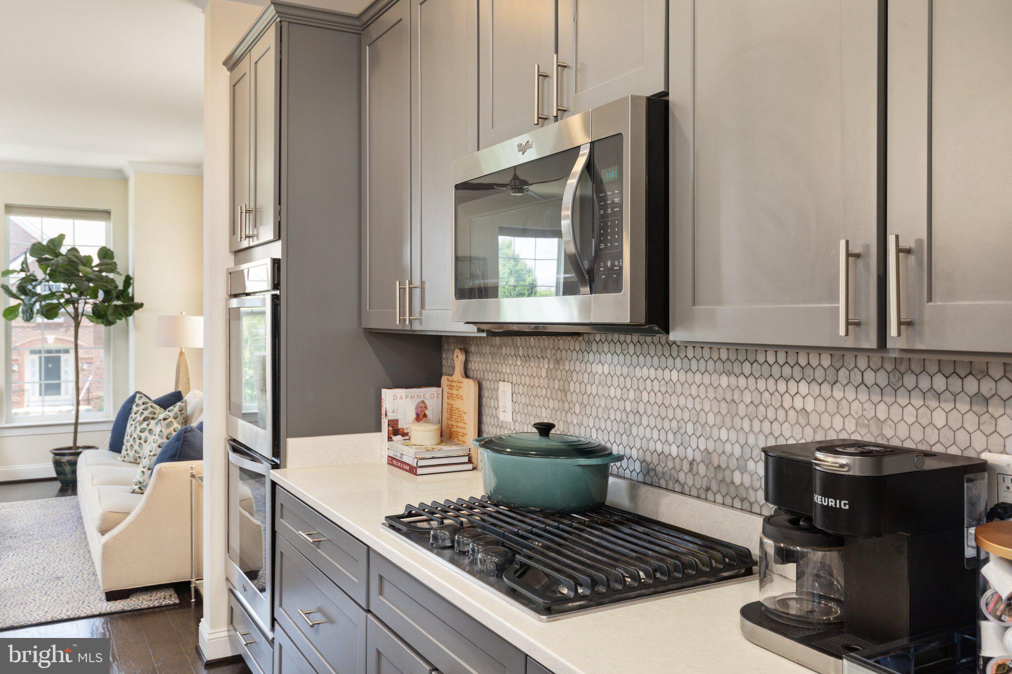 46073 Hall Road Sterling, VA 20166 - Photo 8 of 31 Cooktop, built in microwave