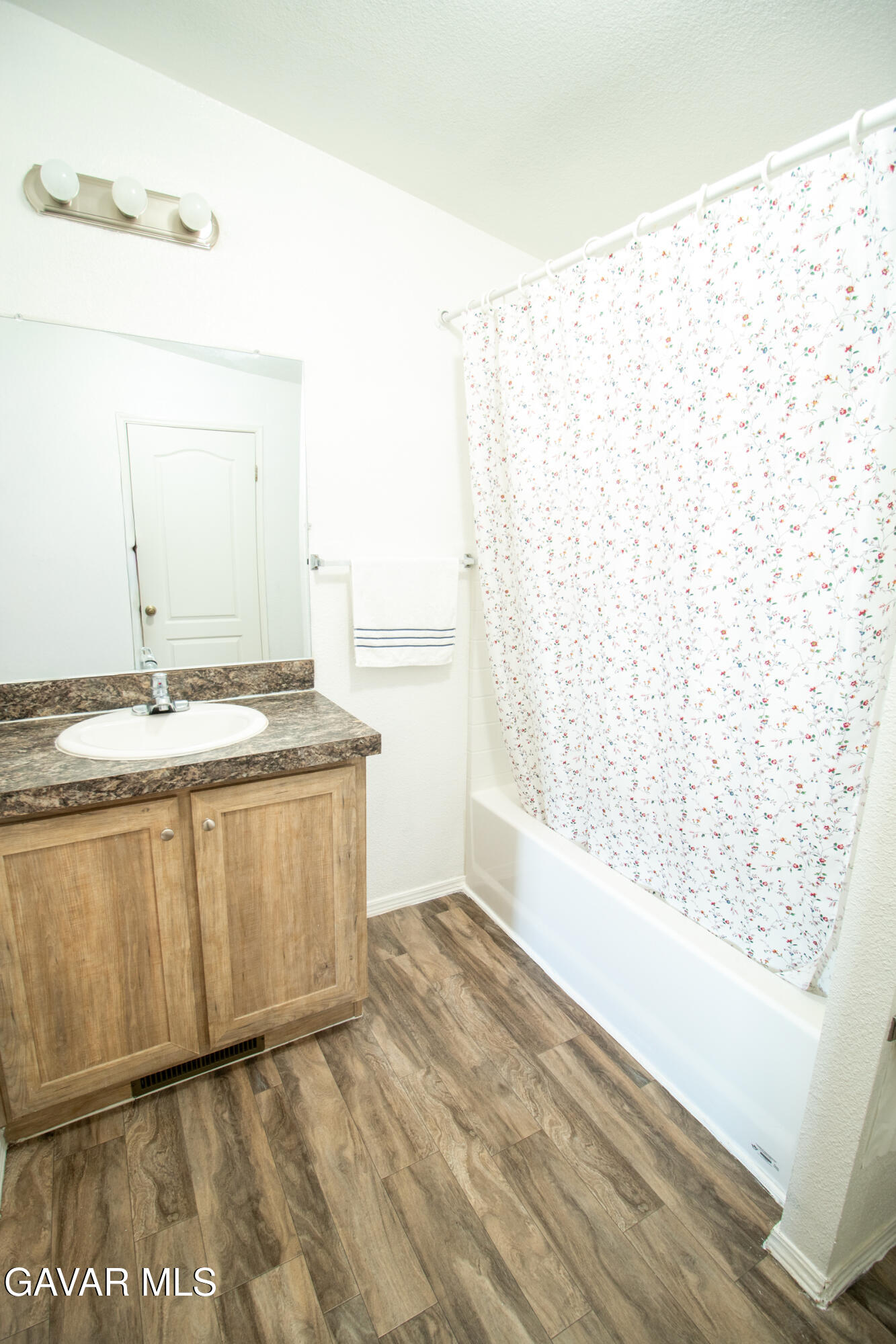 4444 Avenue R Palmdale, CA 93552 - Photo 13 of 17 a bathroom with a sink and a mirror