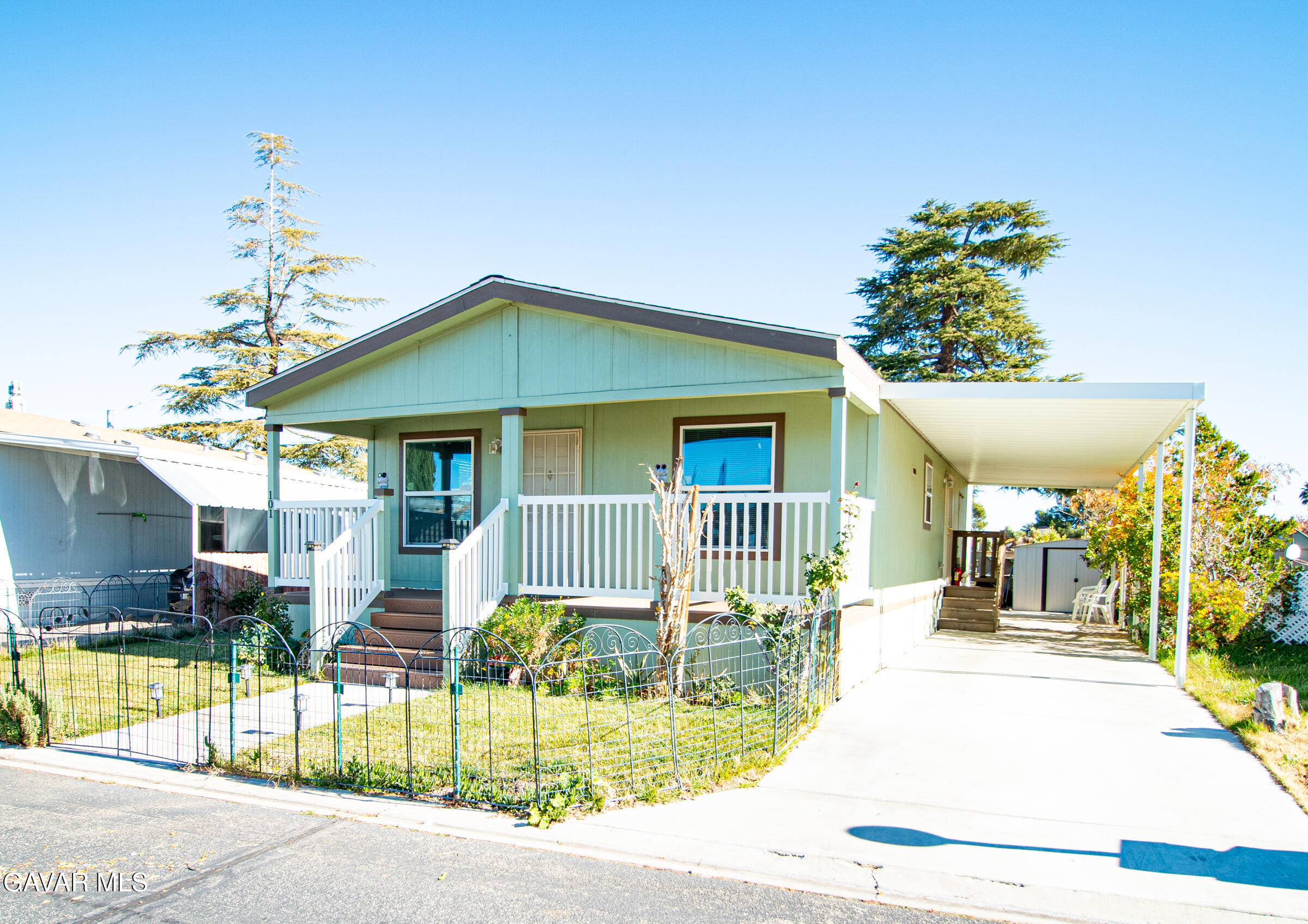 4444 Avenue R Palmdale, CA 93552 - Photo 4 of 17 a swimming pool view with a outdoor seating