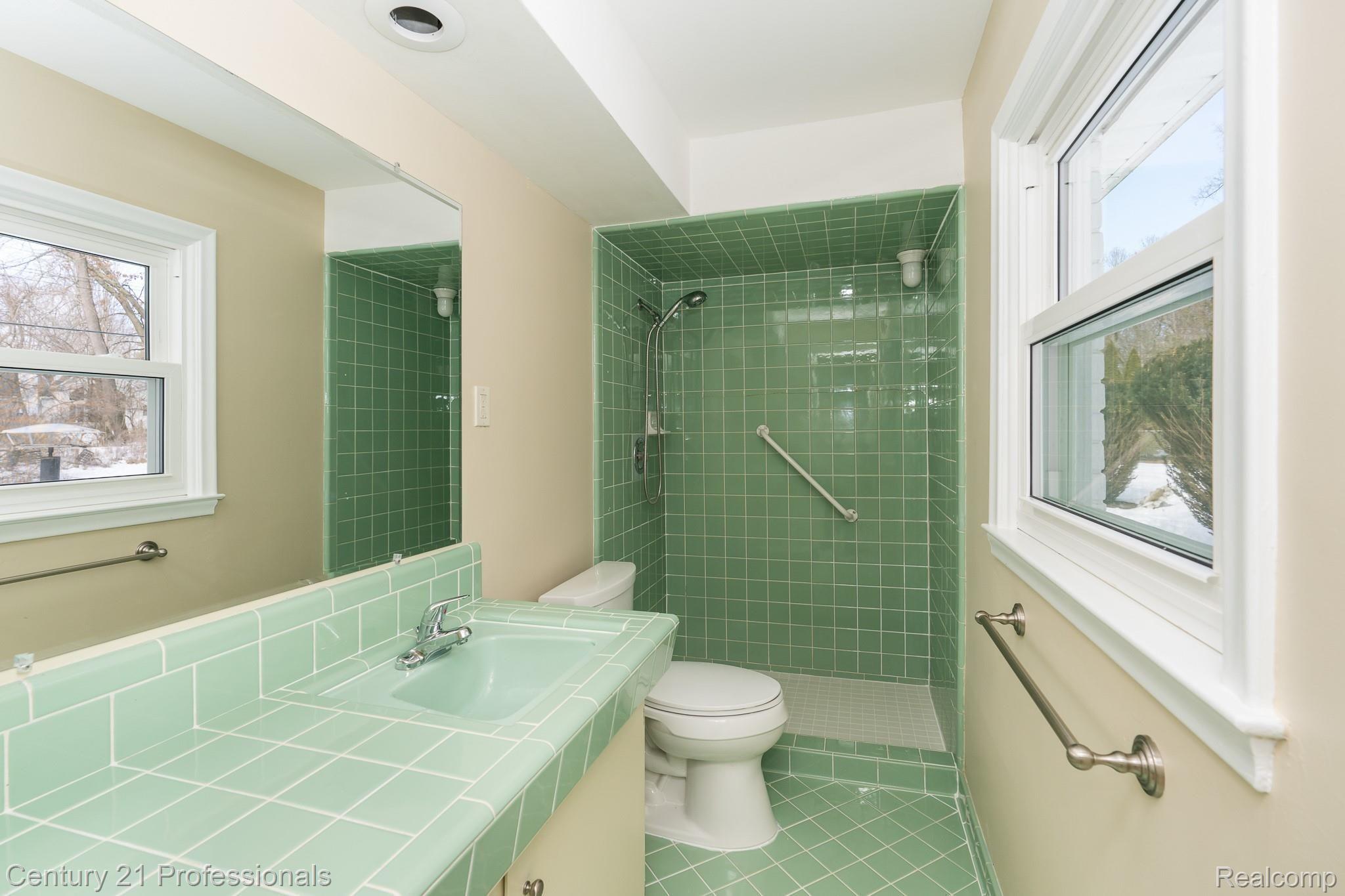 1655 Kingsmere Circle Rochester, MI 48309 - Photo 25 of 34 Master bath - Vintage tile is immaculate!