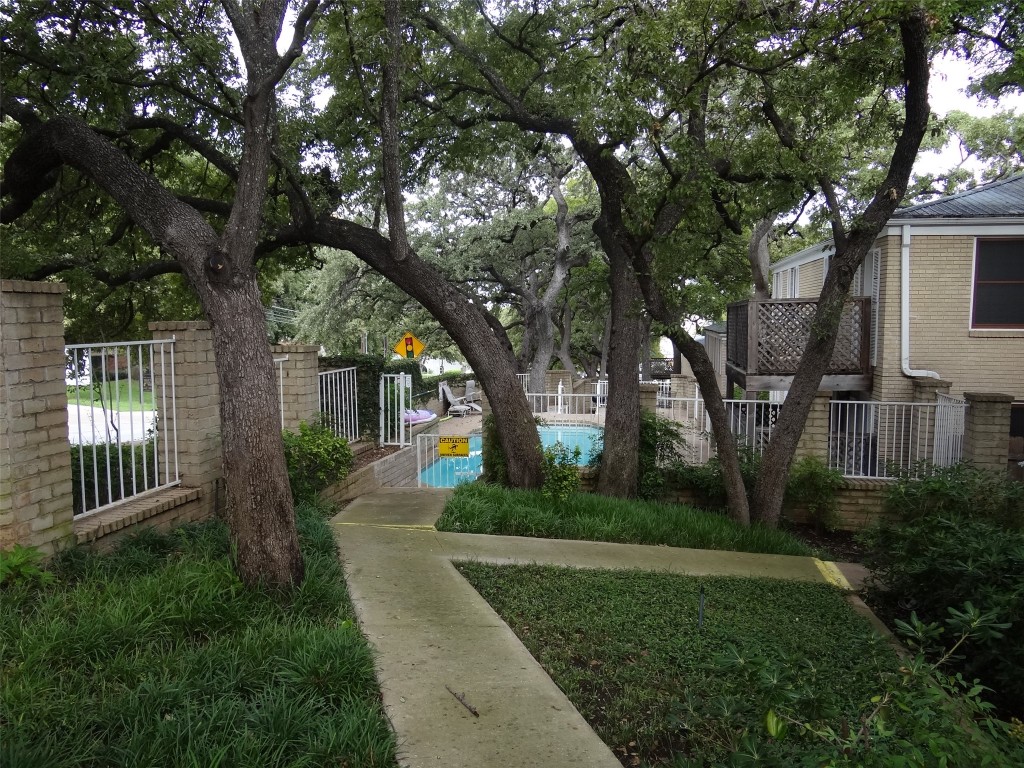912 East 32nd Street, Unit 103 Austin, TX 78705 - Photo 7 of 27 a front view of a house with garden