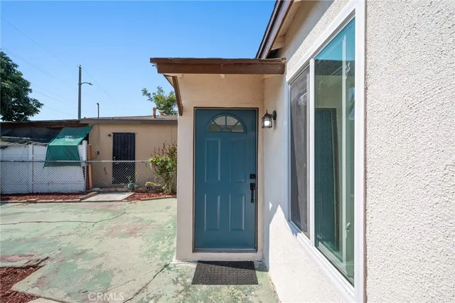 a view of a house with backyard and porch