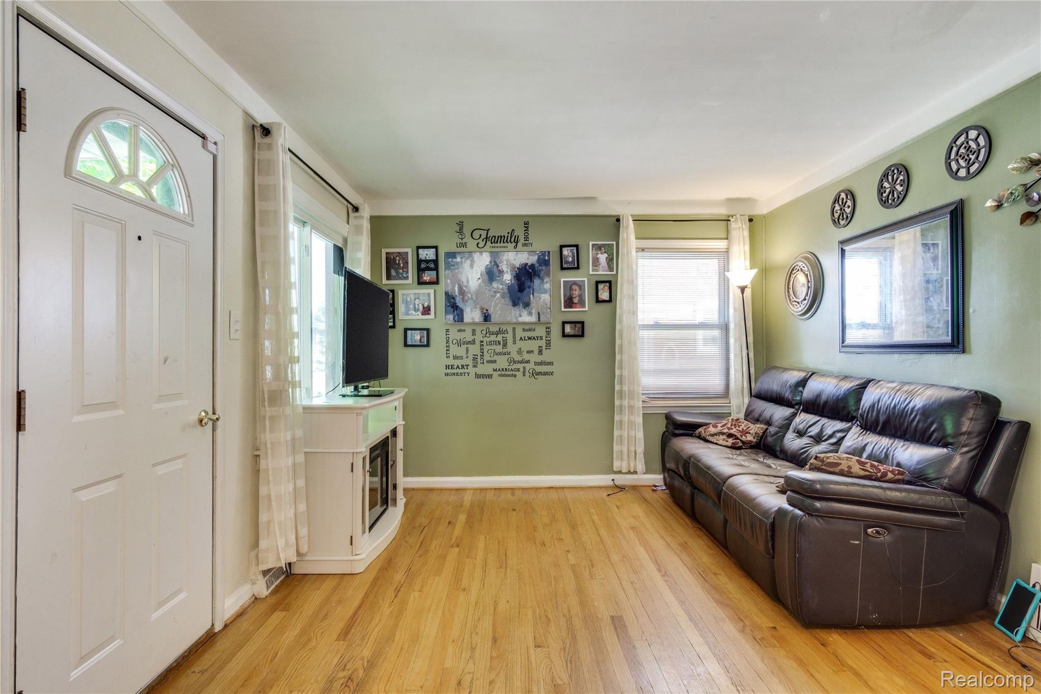 Living room 2.jpg