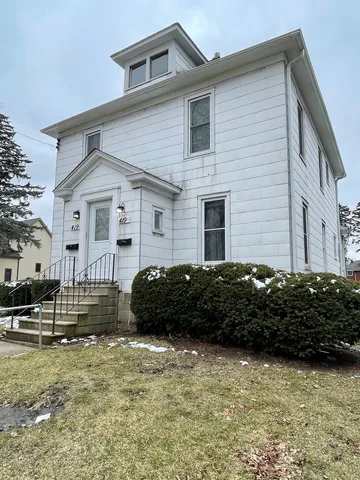 $1,300 | 419 1/2 North 6th Street, DeKalb, IL 60115