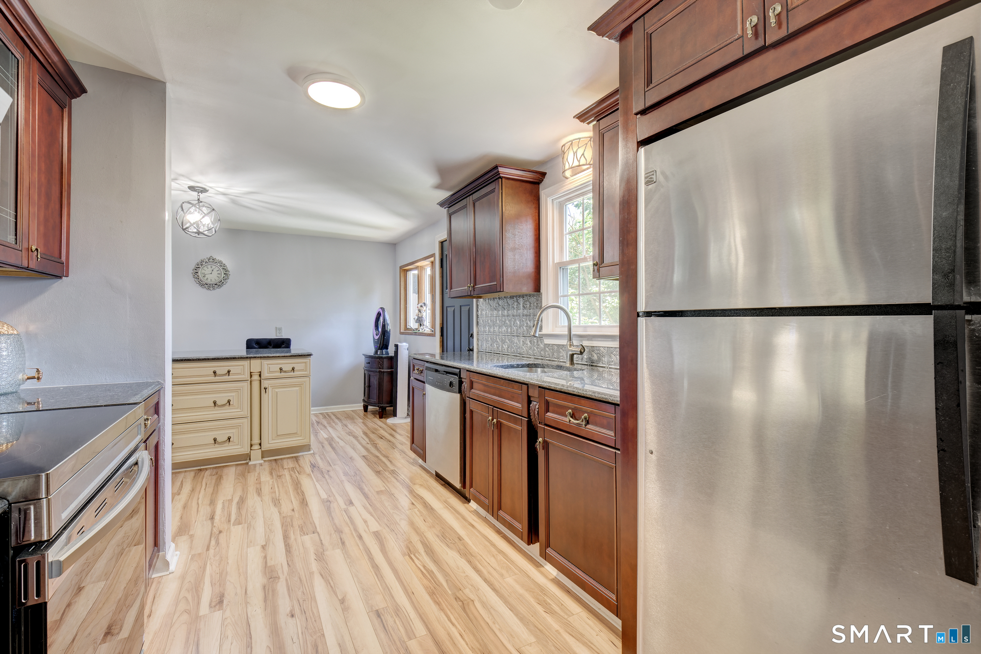 236 Ridgewood Road West Hartford, CT 06107 - Photo 4 of 35 Gallery Image 4