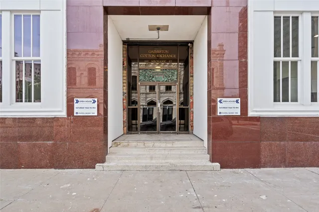 $1,635 | 2102 Mechanic Street, Unit 306, Galveston, TX 77550