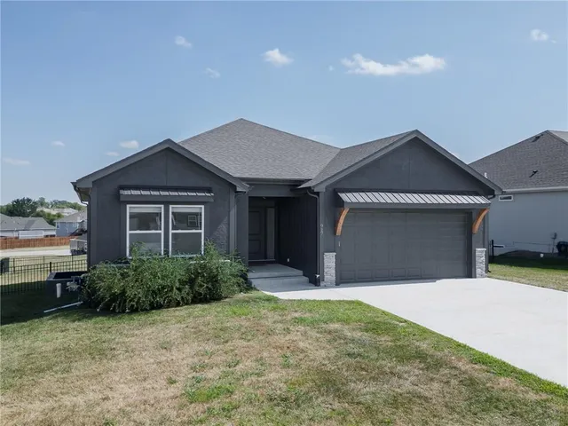 $439,950 | 917 North Willow Court, Tonganoxie, KS 66086