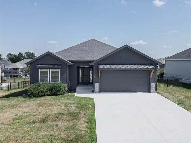 $439,950 | 917 North Willow Court, Tonganoxie, KS 66086