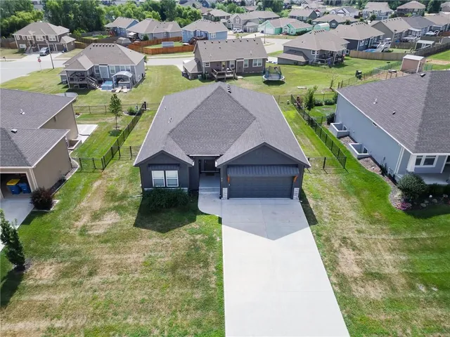 $439,950 | 917 North Willow Court, Tonganoxie, KS 66086