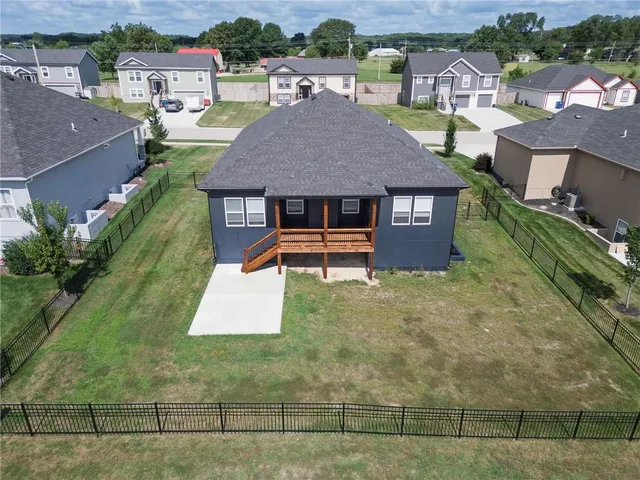 $439,950 | 917 North Willow Court, Tonganoxie, KS 66086