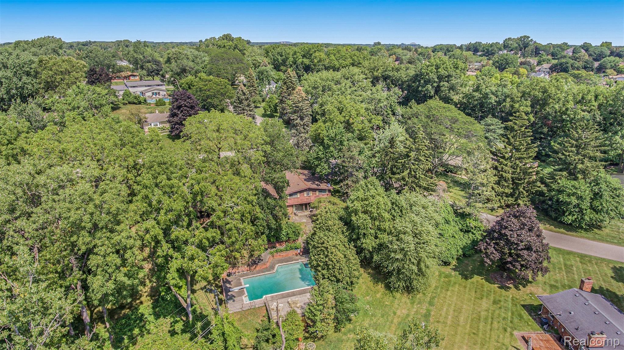 2411 Worcester Road West Bloomfield, MI 48323 - Photo 3 of 41 DJI_0034.jpg