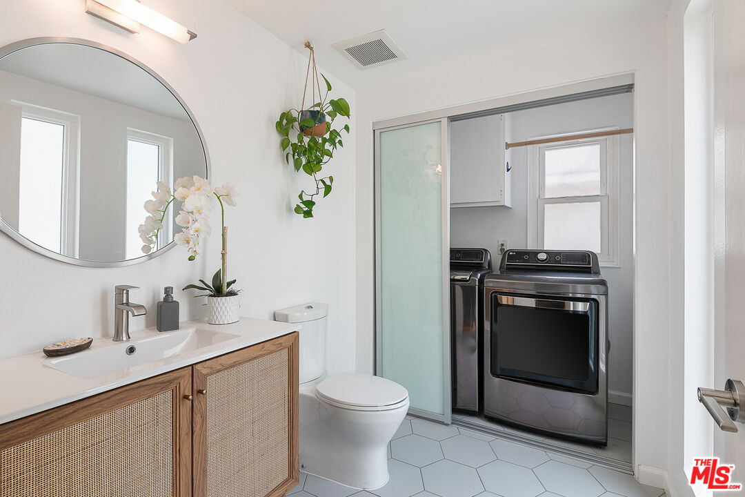 13214 Fiji Way, Unit P Marina del Rey, CA 90292 - Photo 17 of 41 a bathroom with a toilet a sink and a mirror