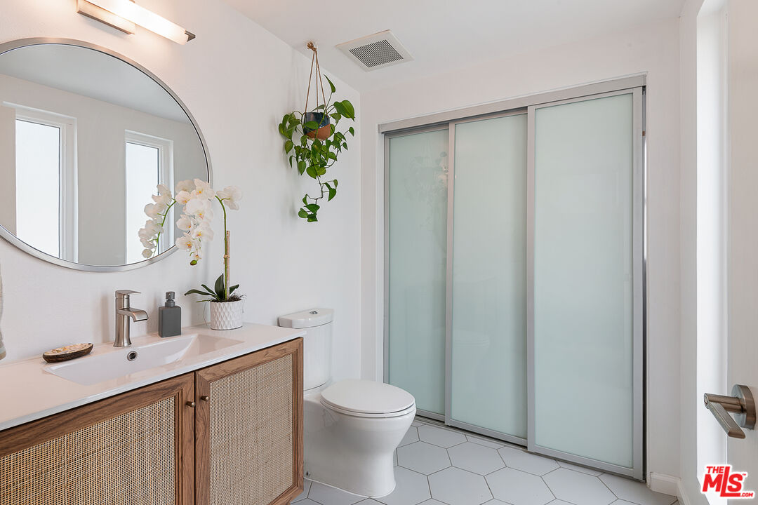 13214 Fiji Way, Unit P Marina del Rey, CA 90292 - Photo 18 of 41 a bathroom with a toilet a sink and mirror