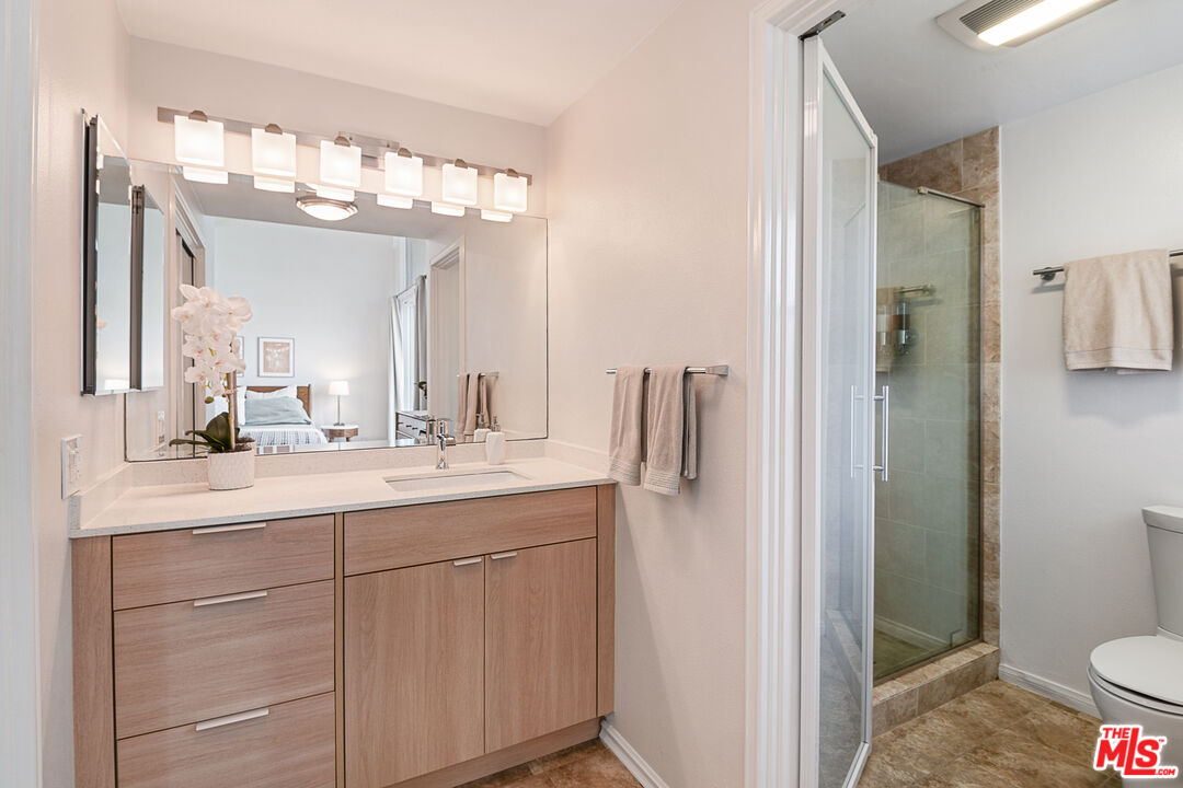 13214 Fiji Way, Unit P Marina del Rey, CA 90292 - Photo 25 of 41 a bathroom with a sink a toilet and a large mirror