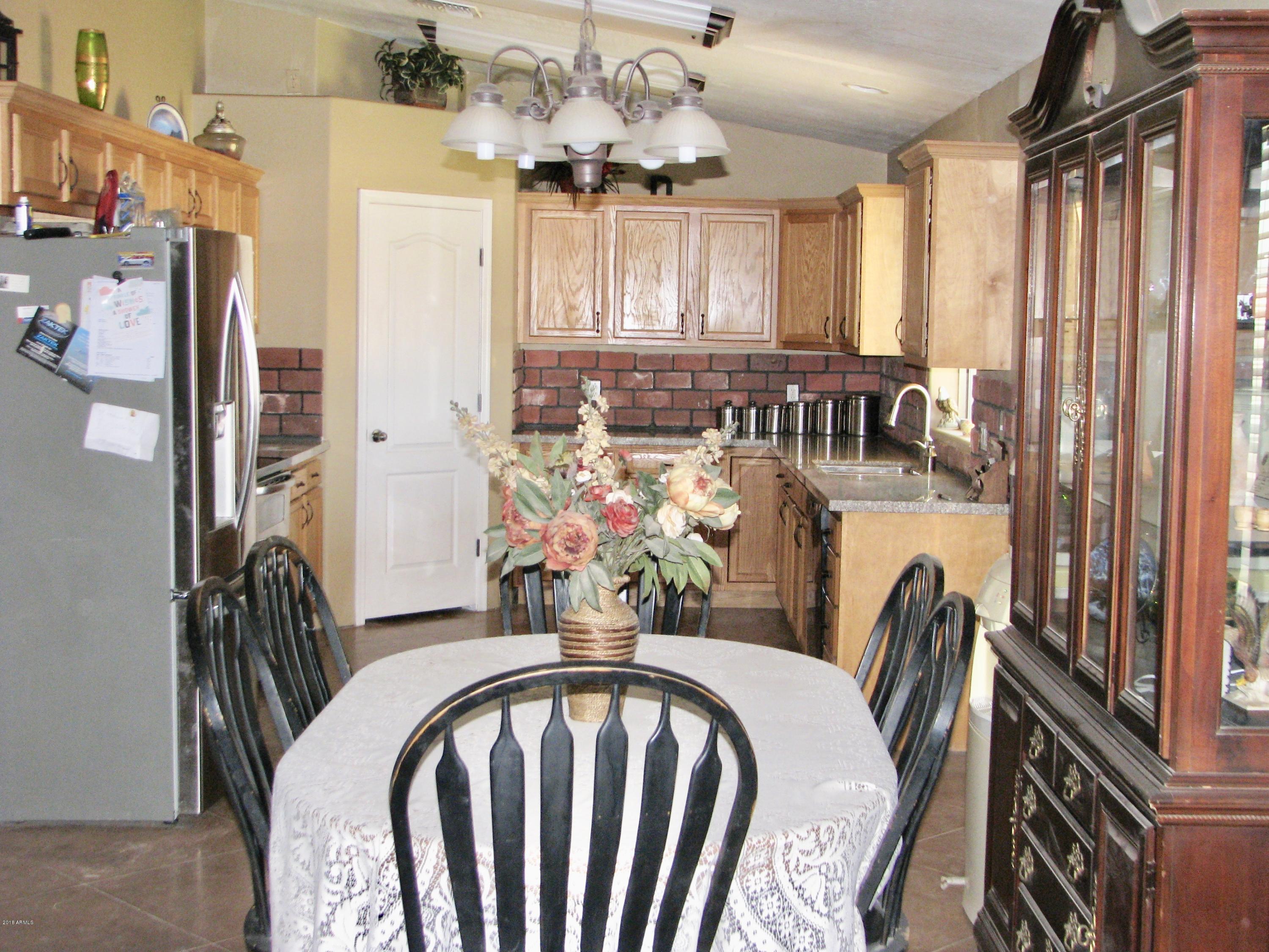 2811 East Seed Road Eloy, AZ 85131 - Photo 3 of 31 Kitchen dining area