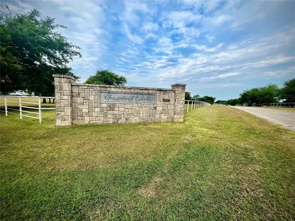 a view of a garden with lawn chairs